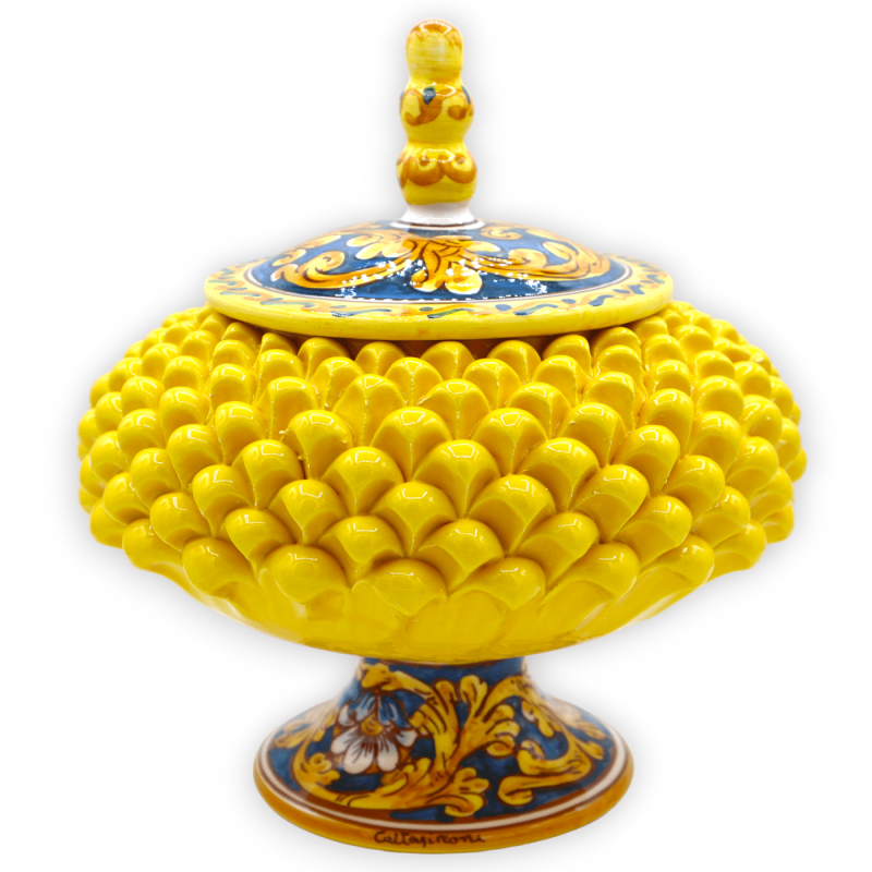 Pigna Keksdose mit Stiel aus Caltagirone-Keramik, gelb mit Barockdekor – Ø 25 cm und H ca. 25 cm. - 