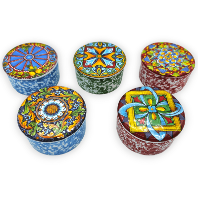 Boîte à bijoux en céramique fine, forme ronde, décor et couleur aléatoires, environ H 3 x L 5 cm. (1 pc) - 