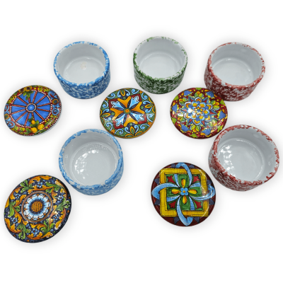 Boîte à bijoux en céramique fine, forme ronde, décor et couleur aléatoires, environ H 3 x L 5 cm. (1 pc) - 