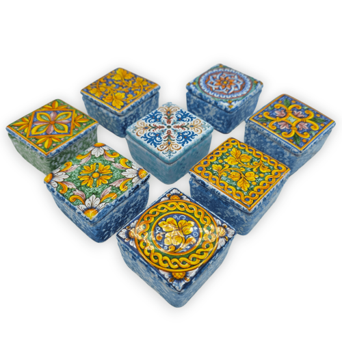 Scatolina Portagioie in pregiata ceramica forma quadrata, decoro e colore casuale, h 3 x L 5 cm ca. (1Unità) -