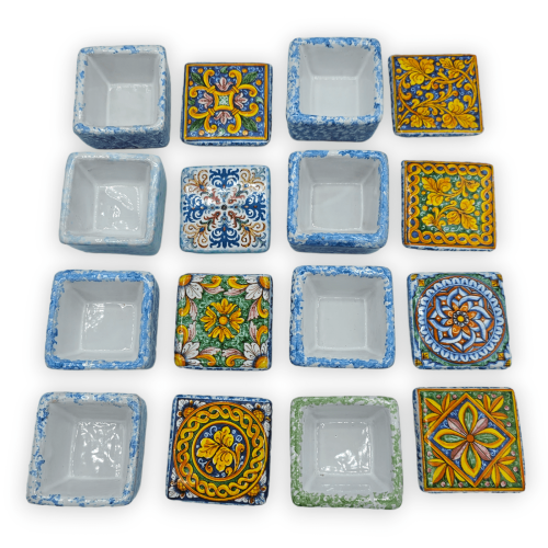 Scatolina Portagioie in pregiata ceramica forma quadrata, decoro e colore casuale, h 3 x L 5 cm ca. (1Unità) -  2