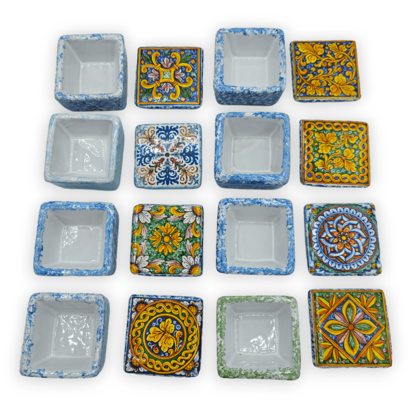 Porta-joias em cerâmica fina, formato quadrado, decoração e cor aleatória, aprox.h 3 x w 5 cm. (1 unidade) - 