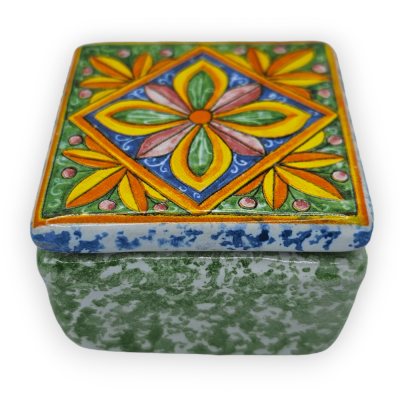 Porta-joias em cerâmica fina, formato quadrado, decoração e cor aleatória, aprox.h 3 x w 5 cm. (1 unidade) - 