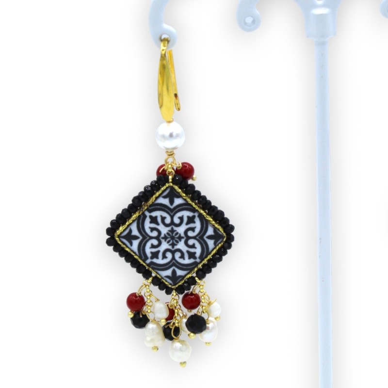 Pendientes de baldosas de piedra de lava, con decoración de mayólica siciliana negra, perlas scaramazze, ónix y piedras 