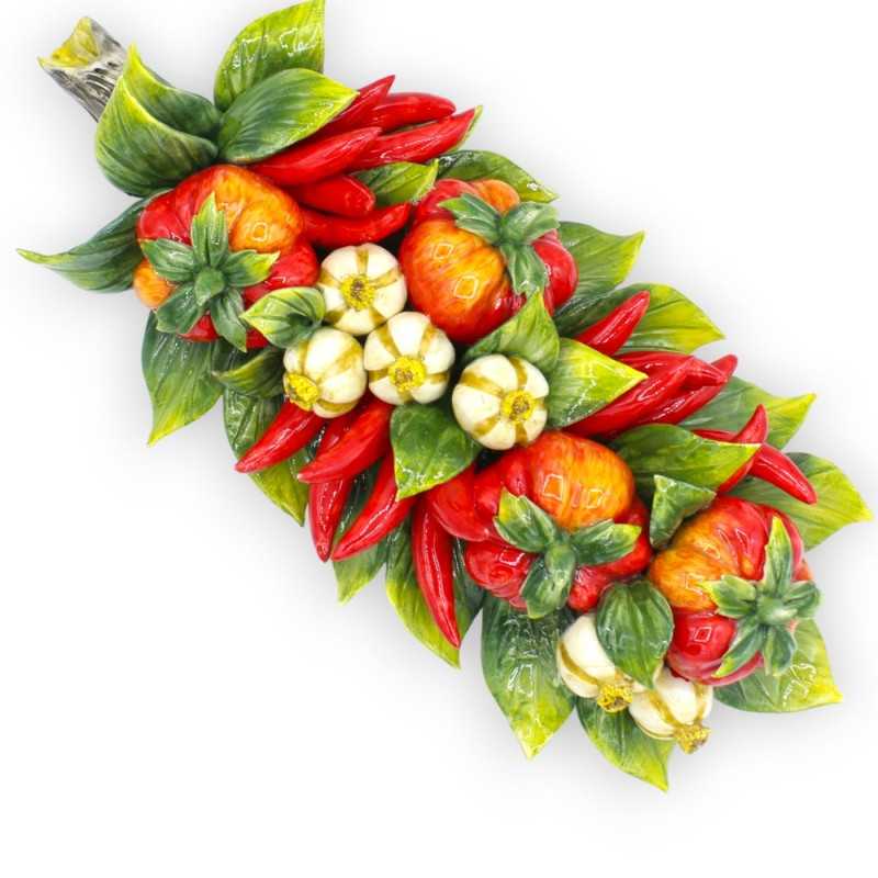 Bündel mit einer Komposition aus Tomaten, Knoblauch und Chilis – H 40 x B 6 x T 17 cm ca. - 