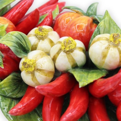 Paquet avec composition de tomates, ail et piments, H 40 x 18 cm environ. MD1 - 