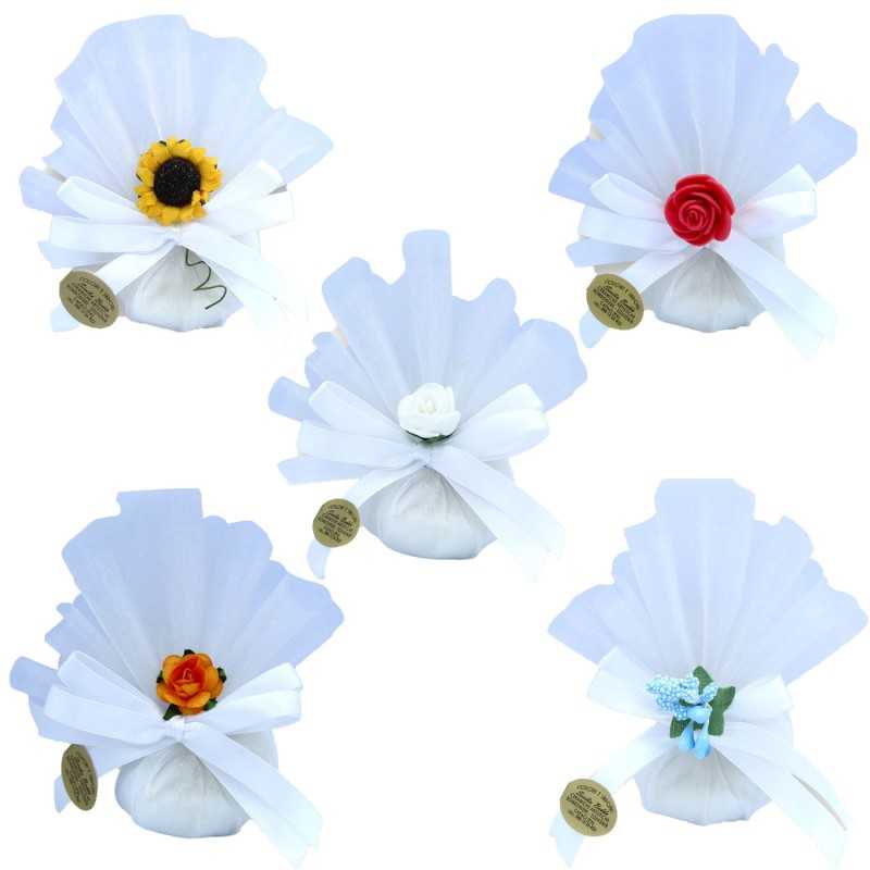 Weißer Feenschleierbeutel mit 5 gezuckerten Maxtris-Mandeln – Farbe der Bänder und Blumen Ihrer Wahl (1 Stück) - 