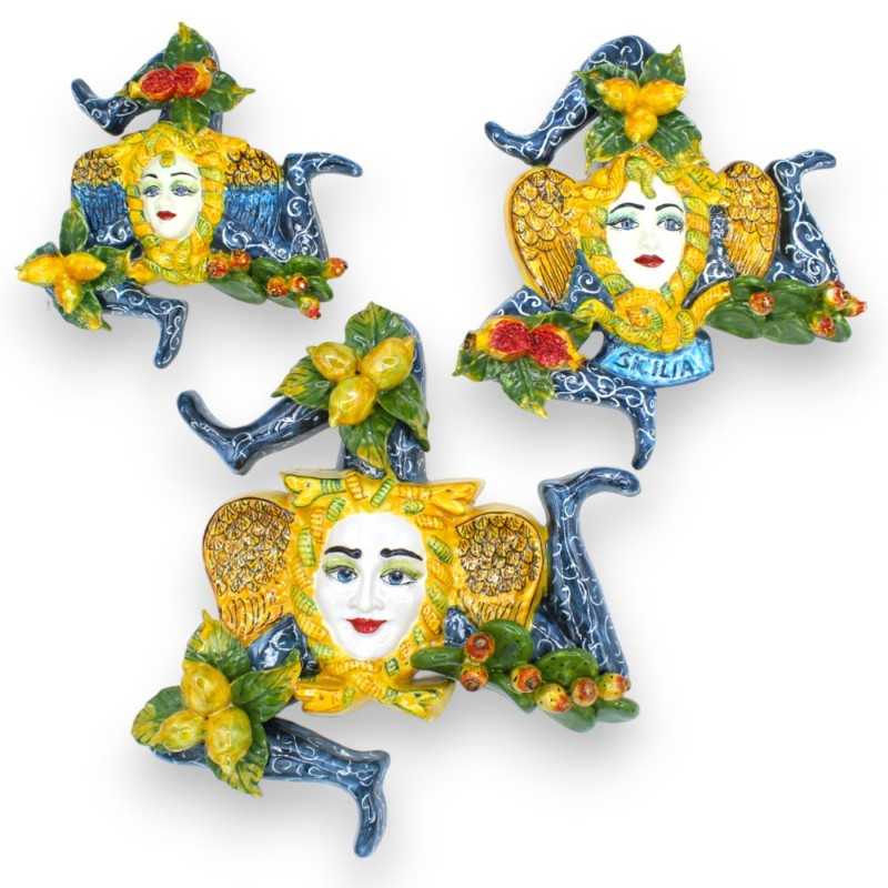 Sizilianische Keramik-Trinacria mit gemischten Früchten und hellen Kaktusfeigenapplikationen, blauer Hintergrund – mit d