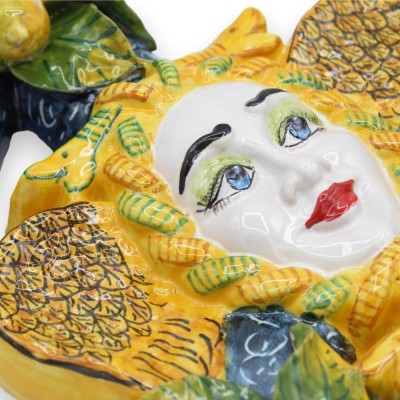 Trinacria van Siciliaans keramiek, met fruitapplicaties en blad van vijgcactus, blauwe achtergrond - met drie formaten (