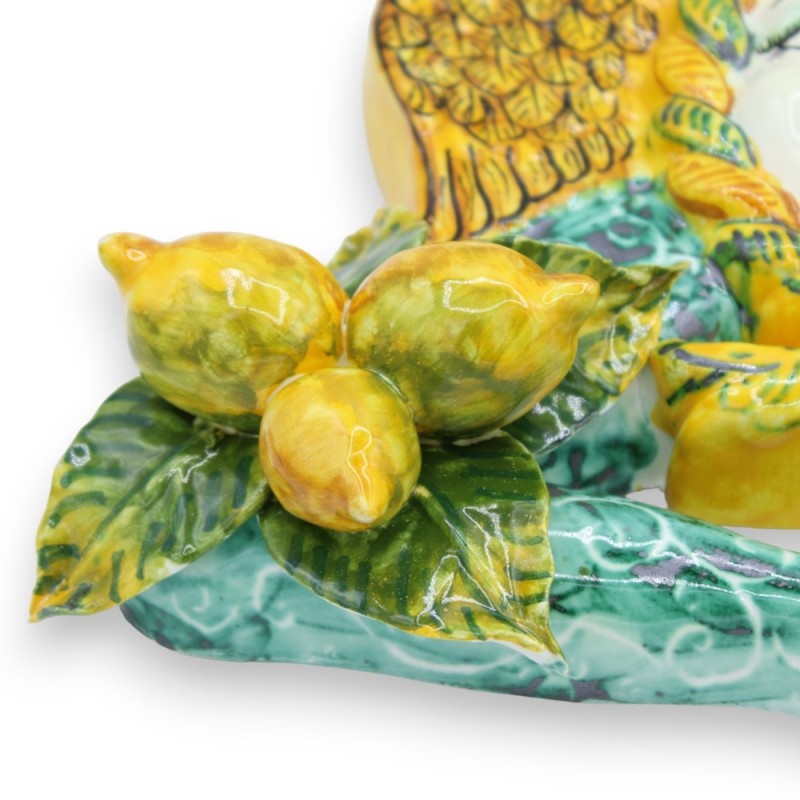 Trinacria de cerâmica siciliana com aplicações de frutas mistas e figo da Índia, fundo verdete - com três opções de tama