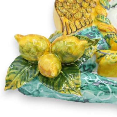 Trinacria de cerâmica siciliana com aplicações de frutas mistas e figo da Índia, fundo verdete - com três opções de tama