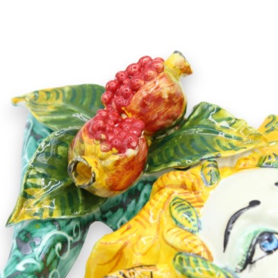 Trinacria de cerâmica siciliana com aplicações de frutas mistas e figo da Índia, fundo verdete - com três opções de tama