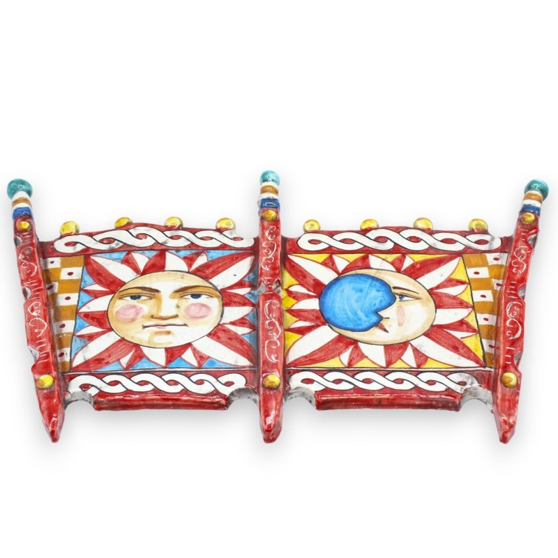 Lado de um carrinho siciliano em cerâmica Caltagirone, decoração de sol e lua sobre fundo vermelho - C 40 cm e altura 25