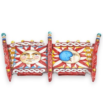 Côté de charrette sicilienne en céramique de Caltagirone, décor soleil et lune sur fond rouge - L 40 cm et h 25 cm envir