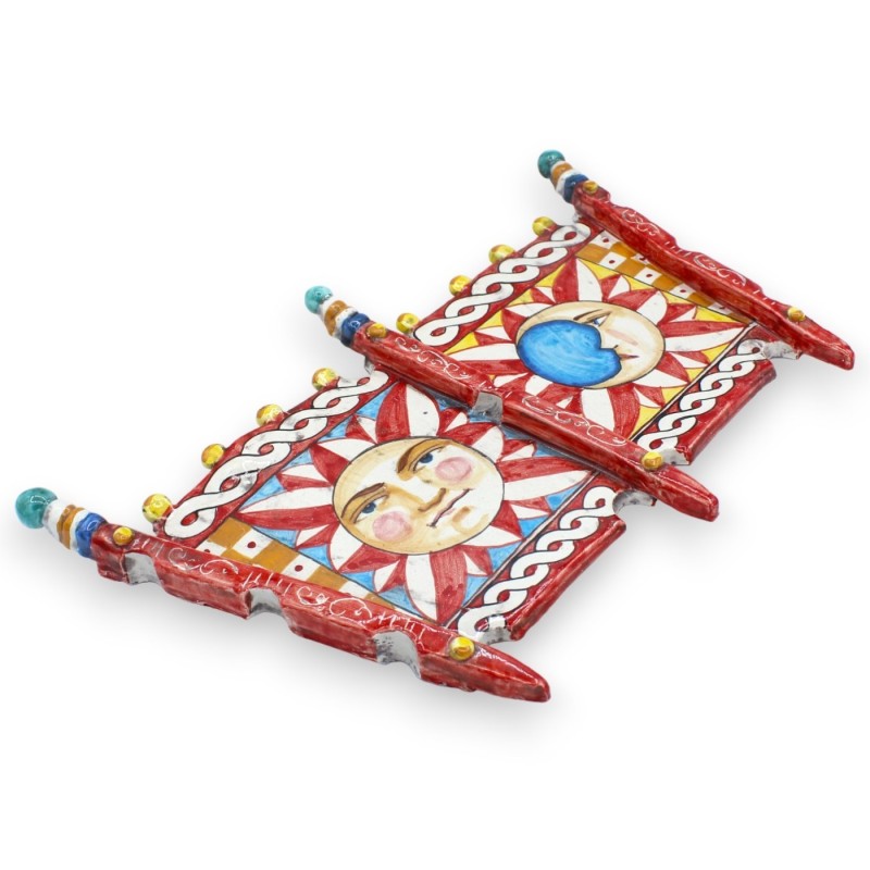 Lado de um carrinho siciliano em cerâmica Caltagirone, decoração de sol e lua sobre fundo vermelho - C 40 cm e altura 25