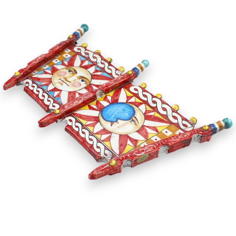 Côté de charrette sicilienne en céramique de Caltagirone, décor soleil et lune sur fond rouge - L 40 cm et h 25 cm envir