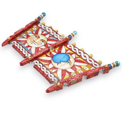 Lado de um carrinho siciliano em cerâmica Caltagirone, decoração de sol e lua sobre fundo vermelho - C 40 cm e altura 25