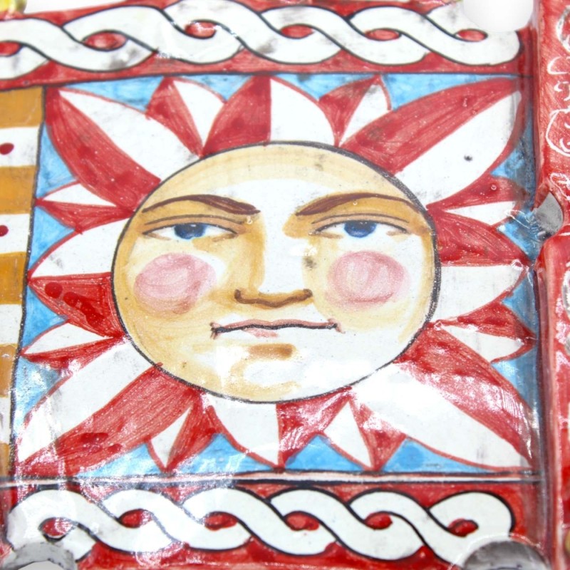 Lado de um carrinho siciliano em cerâmica Caltagirone, decoração de sol e lua sobre fundo vermelho - C 40 cm e altura 25