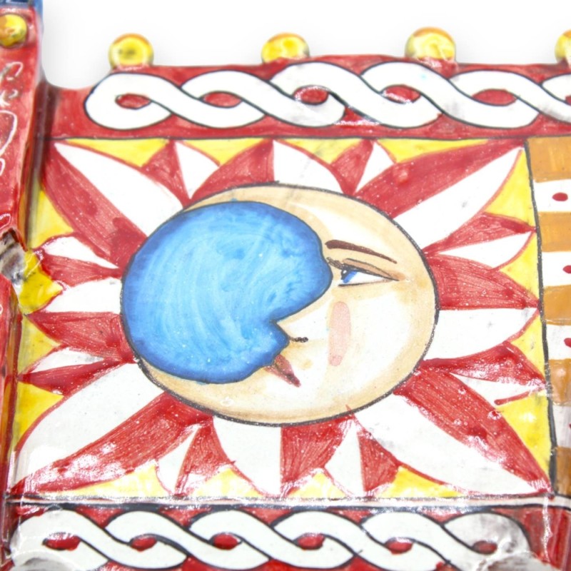 Côté de charrette sicilienne en céramique de Caltagirone, décor soleil et lune sur fond rouge - L 40 cm et h 25 cm envir