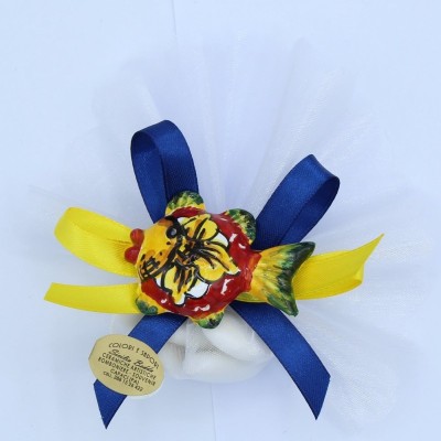 Bomboniera Magnete Pesce in ceramica decorato a mano completo di Saccoccino con 5 Confetti, (1Unità) - 