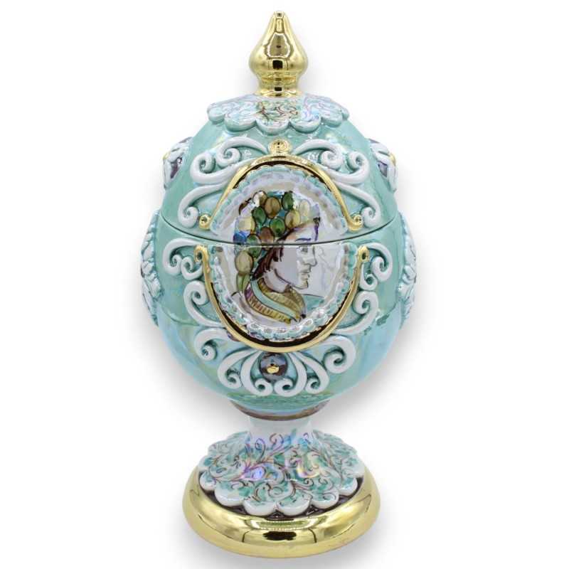 Ägg i Caltagirone keramik i Fabergè-stil, h30 cm ca. - med reliefer i 24k rent guldemalj och miniatyrer, koppargrön - 