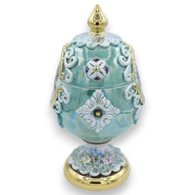 Ägg i Caltagirone keramik i Fabergè-stil, h30 cm ca. - med reliefer i 24k rent guldemalj och miniatyrer, koppargrön - 