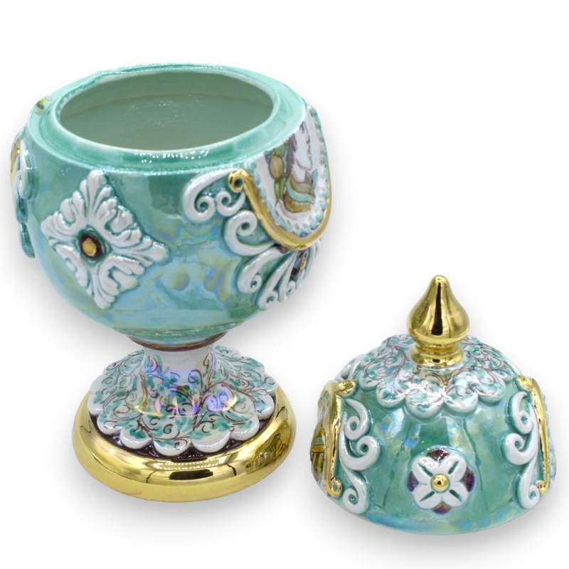 Ägg i Caltagirone keramik i Fabergè-stil, h30 cm ca. - med reliefer i 24k rent guldemalj och miniatyrer, koppargrön - 