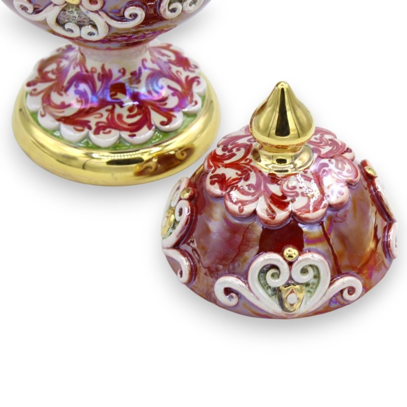 Caltagirone-Keramik-Ei im Fabergè-Stil, ca. 30 cm hoch. - mit Reliefs aus 24-Karat-Emaille aus reinem Gold, Bordeaux - 