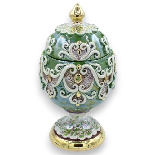 Egg in Caltagirone ceramic in Fabergè style, h30 cm approx. - with reliefs in 24k pure gold enamel, green - 