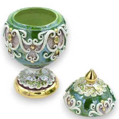 Jajko z ceramiki Caltagirone w stylu Fabergè, wys.30 cm ok. - z płaskorzeźbami w emalii z czystego 24-karatowego złota, 