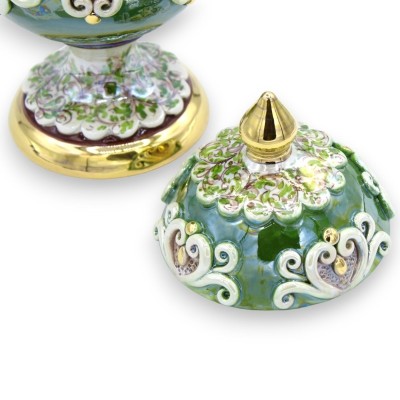 Jajko z ceramiki Caltagirone w stylu Fabergè, wys.30 cm ok. - z płaskorzeźbami w emalii z czystego 24-karatowego złota, 