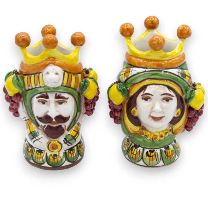 Paar Moorse hoofden in Caltagirone-keramiek - h 13 cm ca. met kroon, tulband en fruit - 