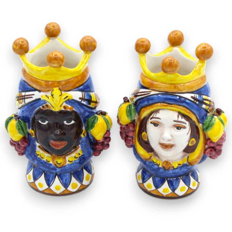Paar Moorse hoofden in Caltagirone-keramiek - h 13 cm ca. met kroon, blauwe tulband en fruit - 