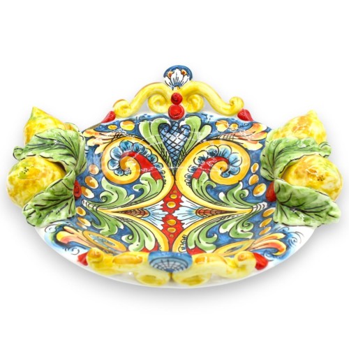 Tafelaufsatz aus Caltagirone-Keramik – Ø 30 cm und Höhe ca. 10 cm. Barock- und Blumendekor mit Zitronen im Relief - 