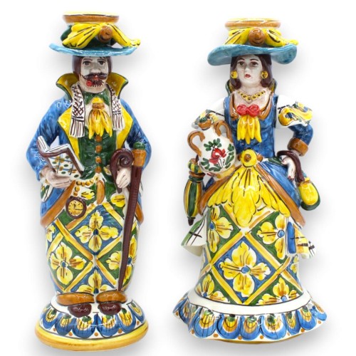 Pair of "Signorotti" Lumiere lamps in Caltagirone ceramic, h 30 cm approx. Sicilian decoration and peacock tail on a blu