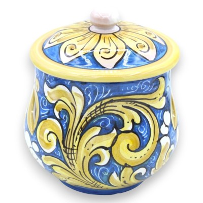 Knoblauch- oder Zwiebelhalter aus Caltagirone-Keramik – H 18 und Ø ca. 15 cm. Barocke Dekoration auf blauem Hintergrund 