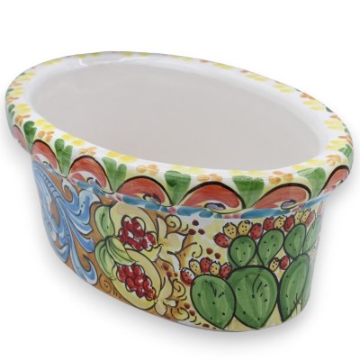 Ovaler Vasenkasten aus Caltagirone-Keramik – L ca. 35 x 22 x 14 cm. Barockdekoration, Obst und sizilianisches Wagenrad -