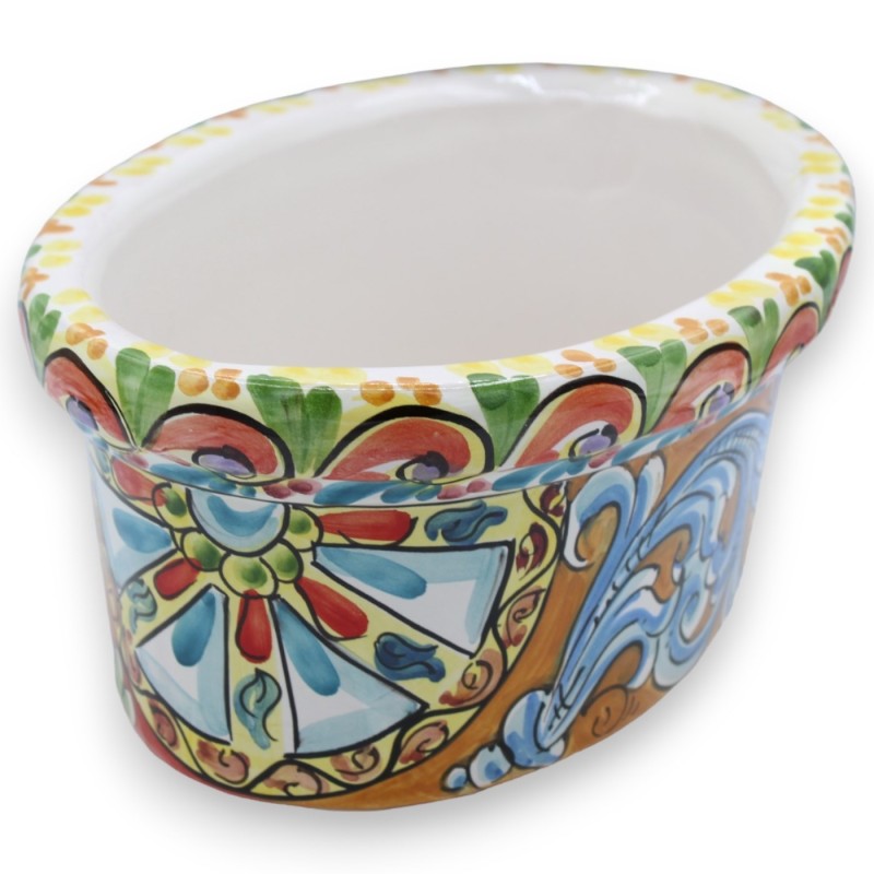Ovaler Vasenkasten aus Caltagirone-Keramik – L ca. 35 x 22 x 14 cm. Barockdekoration, Obst und sizilianisches Wagenrad -