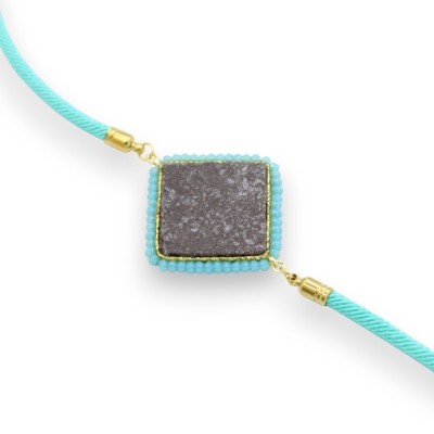 Pulseira com azulejo de pedra de lava turquesa e cordão de tecido água-marinha - C 25cm aprox. Fecho de aço - 