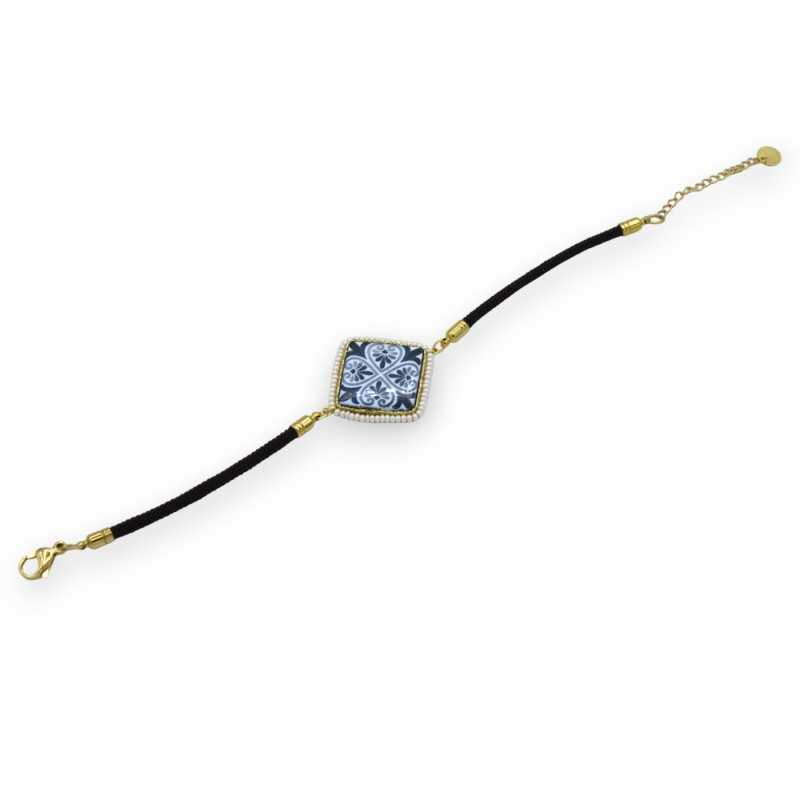 Bracelet avec carreau de pierre de lave, cristaux blancs et cordon en tissu noir - L 25 cm env. Fermeture en acier -