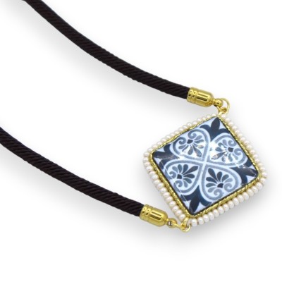 Pulsera con teja de piedra de lava de cristal blanco y cordón de tela negro - L 25cm aprox. Cierre de acero - 