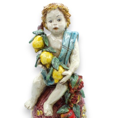 Putto sobre ovo com cacho de limões e romãs, cerâmica Caltagirone - h 36 cm aprox. Bordéus e Barroco - 