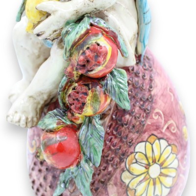 Putto sobre ovo com cacho de limões e romãs, cerâmica Caltagirone - h 36 cm aprox. Bordéus e Barroco - 