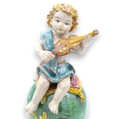 Putto mit Geige auf Caltagirone-Keramikkugel – H ca. 30 cm. Barock- und Grünspandekoration - 