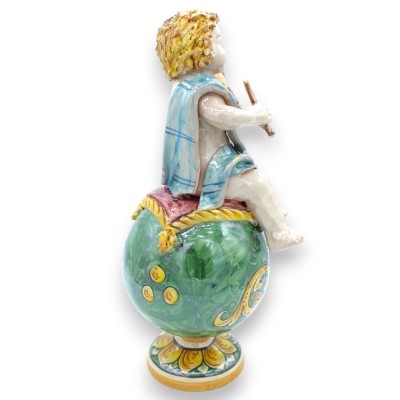 Putto mit Geige auf Caltagirone-Keramikkugel – H ca. 30 cm. Barock- und Grünspandekoration - 