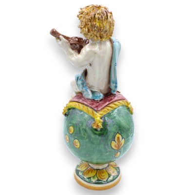 Putto mit Geige auf Caltagirone-Keramikkugel – H ca. 30 cm. Barock- und Grünspandekoration - 