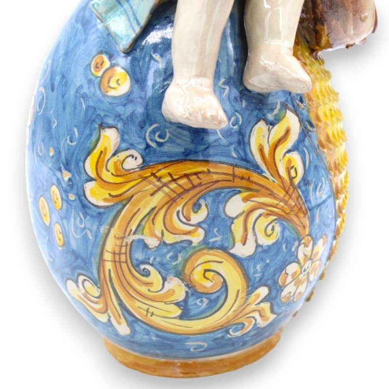 Putto auf Ei mit Cello und Noten, Caltagirone-Keramik – H ca. 33 cm. Blau und Barock - 