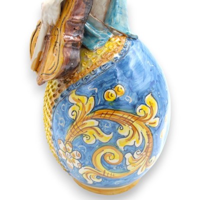 Putto auf Ei mit Cello und Noten, Caltagirone-Keramik – H ca. 33 cm. Blau und Barock - 