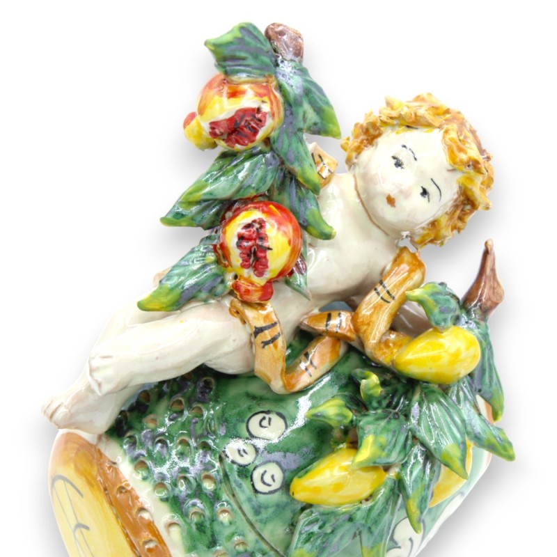 Putto auf Fass aus Caltagirone-Keramik – H ca. 20 cm (1 Stück) mit Dekorationsmöglichkeiten - 