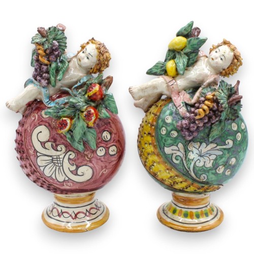 Putto op een keramische fles van Caltagirone - hoogte ca.... 2